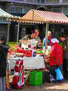 Opzoomeren en een Voorjaarsrommelmarkt aan de Soderblomplaats in Ommoord