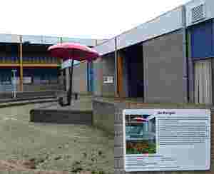 De Paraplu met het nieuwe informatiebord (inzet de tekst van het bord)