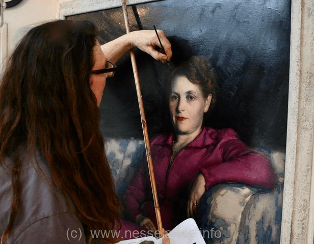 In het maandelijkse Kunstcafé van Kunstkring Prins Alexander komt steeds een interessant onderwerp aan de orde. Deze keer, dinsdag 2 mei 2023, vertelt Martine van der Plas hoe ze een beschadigd schilderij weer terugbrengt in oorspronkelijke en museale staat. “Een werkje waar geduld en vakmanschap voor nodig is”. Martine is restaurateur en kreeg ter voorbereiding van haar presentatie een kunstwerk uit het depot van de Kunstkring om deze op te knappen en er een beeldverhaal van te maken. Het Kunstcafé wordt maandelijks op de 1ste dinsdag van de maand gehouden in het Huis van de Wijk Rotterdam-Ommoord, Sigrid Undsetweg 300, 3069 BV. In het Kunstcafé ontmoeten de uitvoerend beeldend kunstenaars van Rotterdam Prins Alexander elkaar en ook belangstellende kunstenaars en niet-kunstenaars zijn welkom. Aanvang 19.30 uur, het gebouw is open vanaf 19.00 uur. Nadere info en aanmelden via voorzitter@kunstkringalexander.nl of 06 44 360156