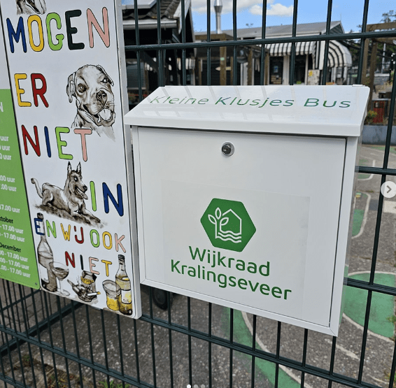 Samen met Stadsbeheer Schone Stad start Wijkraad Kralingseveer een pilot voor het makkelijk melden van kleine verstoringen in de buitenruimte. Bij de ingang van de Buurt- en speeltuinvereniging Kralingseveer hangt de 'Kleine Klusjes Bus' waar je d.m.v. een formulier een melding kan maken. Iedere week wordt de bus geleegd en worden de klusjes opgepakt. Download het formulier op onze website of haal deze op bij Buurt- en speeltuinvereniging Kralingseveer of Huis van de Wijk Rendierhof (vanaf dinsdag). Bekijk het formulier voor een overzicht van de klusjes die op deze wijze gemeld kunnen worden. Voor andere meldingen adviseren wij iedereen de MeldR app te gebruiken.