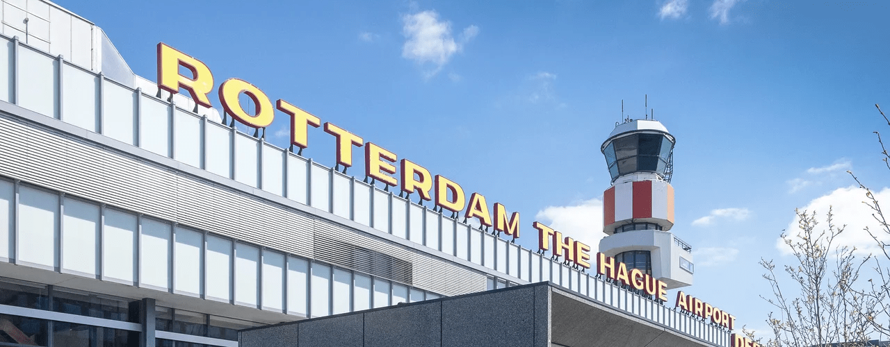 Het plan zal worden meegenomen in het provinciale onderzoek naar de huidige maatschappelijke en economische waarde van het vliegveld.