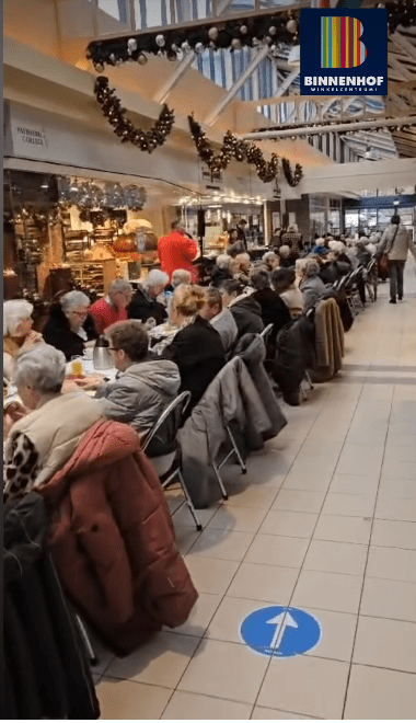 Op zondag 15 december 2024 verwelkomt Binnenhof Ommoord alle senioren (60+) van harte in Winkelcentrum Binnenhof. Van 11.00 tot 12.30 uur staat er een heerlijke gratis lunch voor jullie klaar, verzorgd door onze lokale winkeliers. Geniet van lekkere hapjes en drankjes, terwijl u luistert naar sfeervolle live muziek.