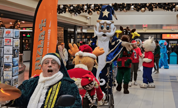 oersnodStp 2 8693gm7m896m u 361940079lh288a145cc17a91331ig1fu46c · Hohoho, de Kerstman is gearriveerd. Wat een geweldige sfeervolle Kerstparade, kom in Kerstsfeer en ga op de foto met jouw favoriete tv held. Kerstparade is tot 16.00 uur