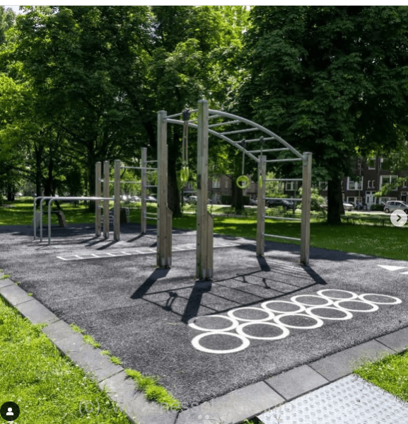 Nesselande Kosboulevard kennen wij als de "sportboulevard" aan het strand. Bij de eerste zonnestralen wordt er veel gebruikt gemaakt van de "buitenfitness". Maar het sportpark krijgt concurrentie.  GOED NIEUWS VOOR SPORTLIEFHEBBERS! NAAST HET KUNSTGRASVELD AAN HET SCANDINAVIËPAD STAAT NU EEN VERPLAATSBARE SPORTPLEK WAAR JE GRATIS KUNT TRAINEN. Op de toestellen train je met je eigen lichaamsgewicht, en een bord geeft uitleg over hoe je ze gebruikt. Een ideale manier om fit te blijven in de frisse buitenlucht! 📍 Eerder stond de sportplek in het Melanchtonpark. Daar zijn de foto’s gemaakt. 📅 𝐎𝐟𝐟𝐢𝐜𝐢ë𝐥𝐞 𝐨𝐩𝐞𝐧𝐢𝐧𝐠 Op woensdagmiddag 19 maart wordt de sportplek officieel geopend! Kom langs voor clinics en uitleg over de toestellen. Houd onze socials en die van Wijkraad Oosterflank in de gaten voor meer informatie. #OosterflankBeweegt #NieuwinOosterflank
