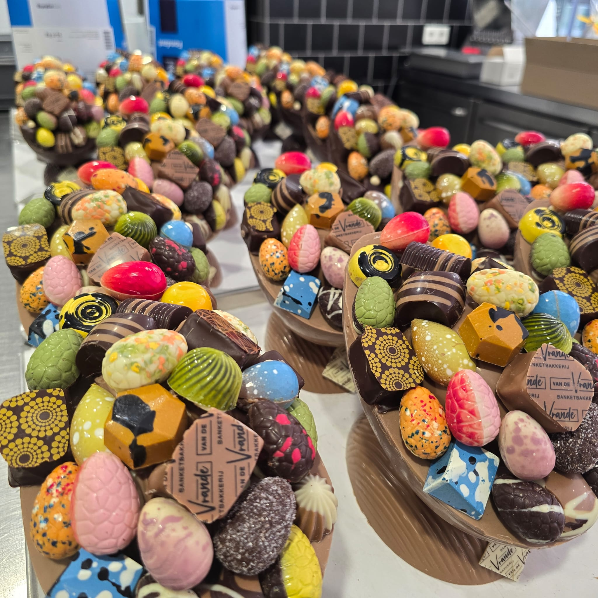 Wat een vakmanschap in de bakkerij! De banketbakkers zijn ware vakknoesten, en dat proef je in al deze heerlijke creaties. Niet voor niets is deze Patisserie een begrip in Rotterdam en omstreken! Pasen staat voor de deur, en bij Van de Vrande zijn ze al volop bezig om de mooiste en lekkerste paaslekkernijen voor jullie te maken. Kijk hier hoe Rico met passie werkt aan de mallen voor een luxe, groot bonbonei – een waar kunstwerk van chocolade! 𝙈𝙖𝙖𝙧 𝙚𝙧 𝙞𝙨 𝙣𝙤𝙜 𝙫éé𝙡 𝙢𝙚𝙚𝙧 𝙤𝙢 𝙟𝙚 𝙥𝙖𝙖𝙨𝙙𝙖𝙜𝙚𝙣 𝙩𝙚 𝙫𝙞𝙚𝙧𝙚𝙣: * Verrukkelijke Paastaarten, perfect voor de paasbrunch of -koffie. * Schattige Chocolade bunny's, een feest voor jong en oud. * Vrolijke, lachende hazen van de fijnste chocolade. * Elegante lente paaseieren in diverse smaken en uitvoeringen. * En nog veel meer ambachtelijke lekkernijen om je paastafel compleet te maken! Stap gezellig binnen in onze winkel en laat je inspireren door al het moois en lekkers dat ze te bieden hebben. Vier Pasen in stijl en met smaak, met de heerlijke creaties van Banketbakkerij vd Vrande! ❤