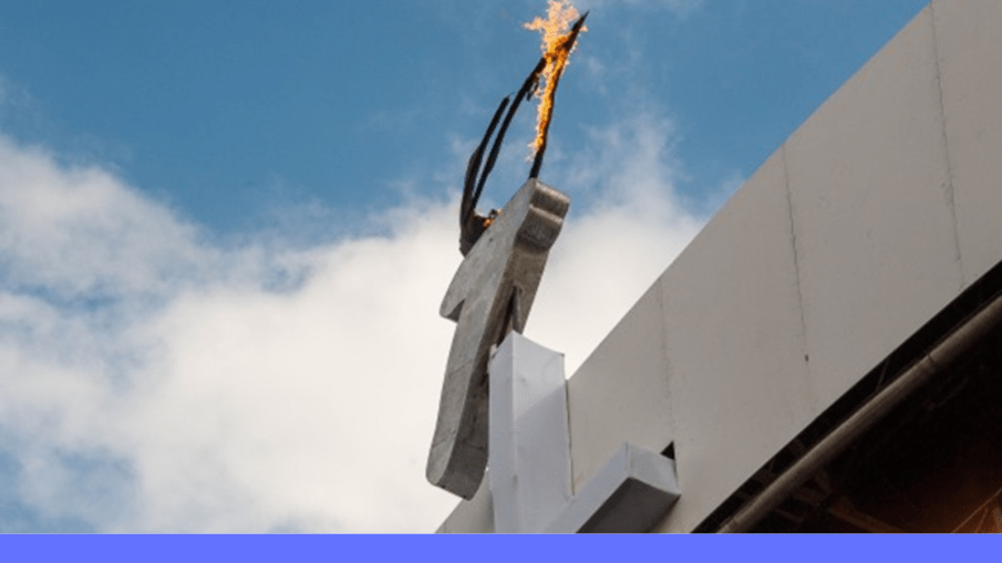 Dit jaar herdenken en vieren we 80 jaar vrijheid in Nederland. Een bijzonder jubileum dat niet alleen uitnodigt om de vrijheid te vieren, maar ons ook bewust maakt van hoe kwetsbaar die vrijheid is. In veel delen van de wereld zijn onvrijheid, oorlog en schendingen van mensenrechten helaas nog steeds dagelijkse realiteit. Ter gelegenheid van dit herdenkingsjaar geeft VSBfonds een speciale impuls aan de 14 Bevrijdingsfestivals in Nederland. Met een eenmalige financiële bijdrage van € 25.000 per festival biedt het fonds ruimte om de programmering te verdiepen en het gesprek over vrijheid, inclusie en maatschappelijke betrokkenheid te versterken. VSBfonds gelooft in een samenleving waarin mensen met diverse achtergronden, opvattingen en culturen elkaar ontmoeten, inspireren en met elkaar verbonden zijn. We zetten ons actief in om die verbondenheid te bevorderen – zodat iedereen mee kan doen. De Bevrijdingsfestivals spelen daarin een waardevolle rol. Daarom ondersteunt VSBfonds deze festivals om extra aandacht te geven aan de betekenis van vrijheid anno nu. De bijdrage maakt het mogelijk om sterke, inhoudelijke programma’s te ontwikkelen of uit te breiden. Denk aan spoken word, Vrijheidscolleges en jongerenprojecten die aanzetten tot denken, inspireren en verbinden. Programma’s die bezoekers prikkelen om verder te kijken dan het muzikale aanbod – en hen uitnodigen om vrijheid te herdenken, te vieren én te koesteren. Een selectie van de bijzondere programmering die op en rond 5 mei wordt gerealiseerd, is hier te vinden.