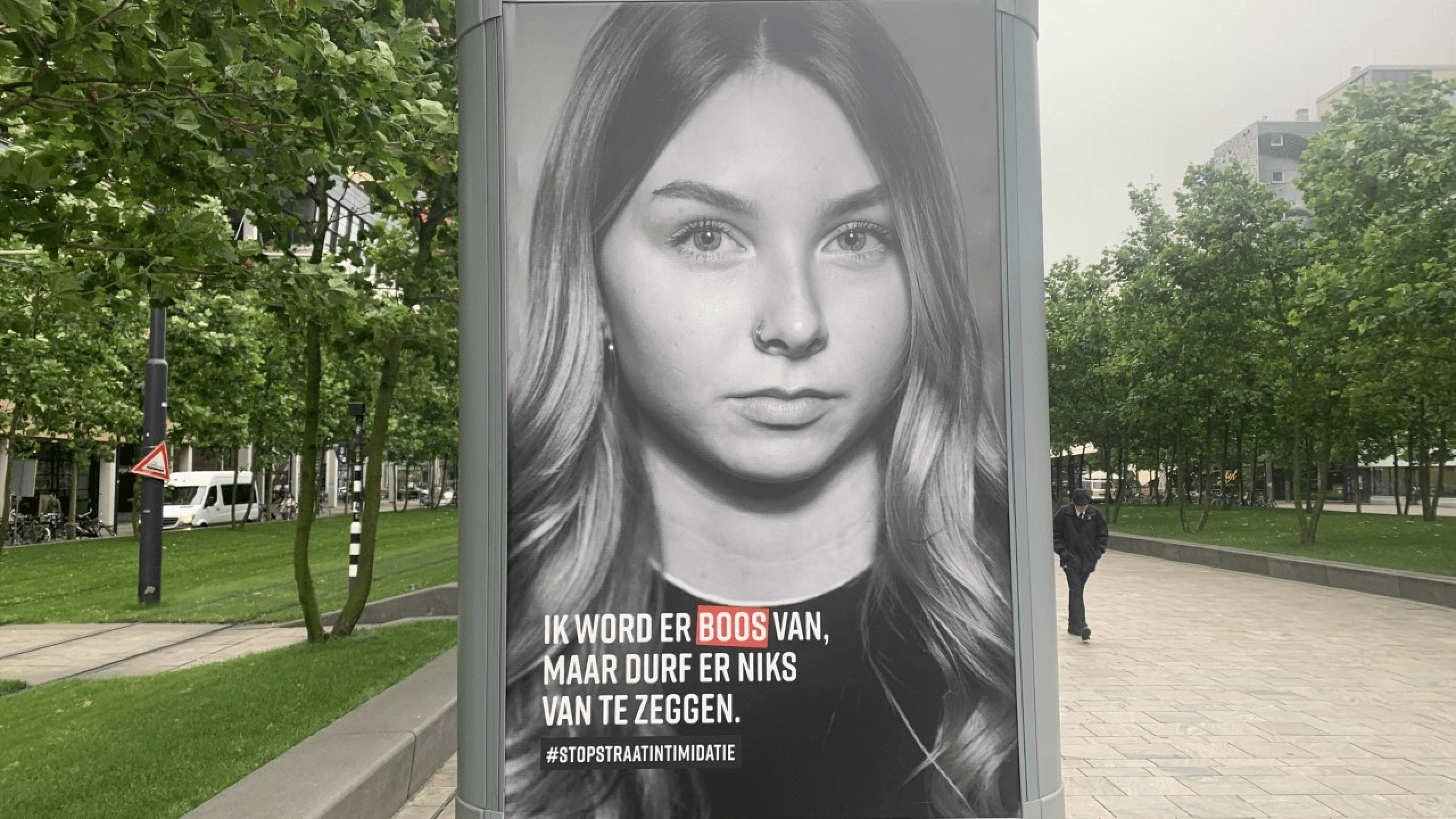 Van 12 tot en met 18 mei 2025 vindt de derde editie plaats van de Rotterdamse Week tegen Seksuele Straatintimidatie (SSI). Dit jaar is de week groter en zichtbaarder dan ooit, met als hoogtepunten de theaterinstallatie Psst.. Hé Schatje! op het Schouwburgplein en een samenwerking met Plan International voor de Nacht Tegen Seksueel Geweld op zaterdag 17 mei. Seksuele straatintimidatie is nog steeds een hardnekkig probleem, waar vooral meisjes, vrouwen en lhbtqia+ personen mee te maken krijgen — ook in Rotterdam. In 2024 is het aantal meldingen van seksuele straatintimidatie in Rotterdam via de StopApp met 300% gestegen. Die toename wijst erop dat het onderwerp leeft en dat slachtoffers hun ervaringen serieus nemen. Uit onderzoek van Erasmus universiteit blijkt dat 84% van de Rotterdamse vrouwen aangeeft weleens te maken te hebben gehad met seksuele straatintimidatie. De gemeente ziet ook dat de vraag naar voorlichting groeit, bijvoorbeeld in de vorm van gastlessen. De gemeente werkt al jaren met een structurele aanpak tegen seksuele straatintimidatie. Met deze themaweek gaat Rotterdam met meer partners, activiteiten en initiatieven dan ooit tevoren de bewustwording vergroten, het gesprek stimuleren en praktische handvatten bieden. Wethouder Pascal Lansink-Bastemeijer: “We zien dat het aantal meldingen van seksuele straatintimidatie blijft toenemen. Dat betekent dat er helaas nog steeds te veel Rotterdammers hiermee te maken krijgen. Ik hoop dat we deze week heel veel mensen bereiken en door alle acties ieders bewustwording en actiebereidheid vergroten, want straatintimidatie krijgt geen ruimte in Rotterdam.” Wat is er te doen? Tijdens de week zijn er diverse gratis activiteiten die bezoekers aan het denken zetten, ruimte bieden voor discussie en tips geven over hoe te handelen bij seksuele straatintimidatie. Het volledige programma is te vinden op www.rotterdam.nl/straatintimidatie.
