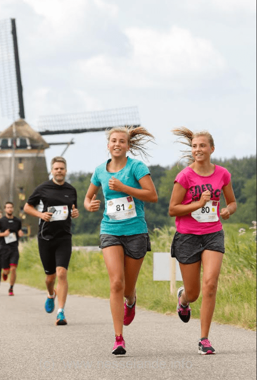 Voor de 34 ste keer organiseert Lionsclub Zevenhuizen de bekende Koornmolen Lions Rottemerenloop op zaterdag 21 juni 2025. De start van de loop is aan de Tweemanspolder in Zevenhuizen bij Recreatiepark de Koornmolen en de loop wordt mede mogelijk gemaakt door sportcentrum BeweegpuntBas. Dit jaar organiseert Lionsclub Zevenhuizen voor de 34 ste keer de Koornmolen Lions Rottemerenloop op zaterdag 21 juni 2025. Het startschot voor de routes van 5, 10 of 15 kilometer klinkt om 11:00 uur. De route loopt door het prachtige polder- en natuurgebied de Rottemeren, een gebied vol weidevogels, ganzen en (kleine) roofvolgels. Het ophalen van het startnummer kan bij sportcentrum BeweegpuntBas.