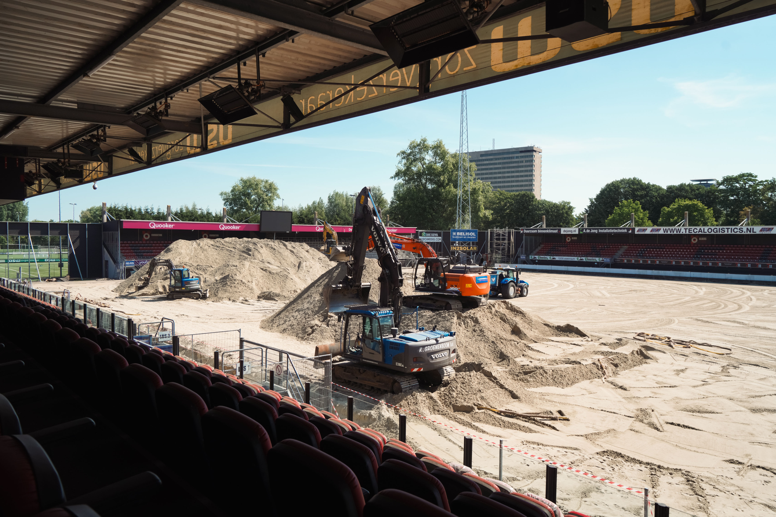 De transformatie van kunstgras naar natuurgras in het Van Donge & De Roo Stadion gaat gestaag door. Afgelopen weken hebben we een volgende belangrijke stap gezet: de sproei-installatie is geplaatst! 💧 De eerste sproeiers zijn inmiddels geïnstalleerd en getest. Deze stap is cruciaal voor een gezonde groei van het nieuwe natuurgras en maakt het veld straks klaar voor wedstrijden. Een goede beregening zorgt voor optimale speelcondities – én een groen veld waar we trots op kunnen zijn. 📹 In deze update geven we jullie opnieuw een kijkje achter de schermen met beelden van de plaatsing van het systeem. Mooi om te zien hoe het proces elke dag een stukje groeit! 🙏 Dank aan onze partner Wilkon Watermanagement en techniek, DrainTalent, Groenenboom Barendrecht Marinus Groenenboom, GrasMeesters - Hans Kok, en J.van Dommelen Electrotechniek B.V. voor hun vakmanschap en inzet in dit traject. Samen zorgen we ervoor dat dit veld straks een duurzame en sportieve basis biedt voor alles wat komen gaat.