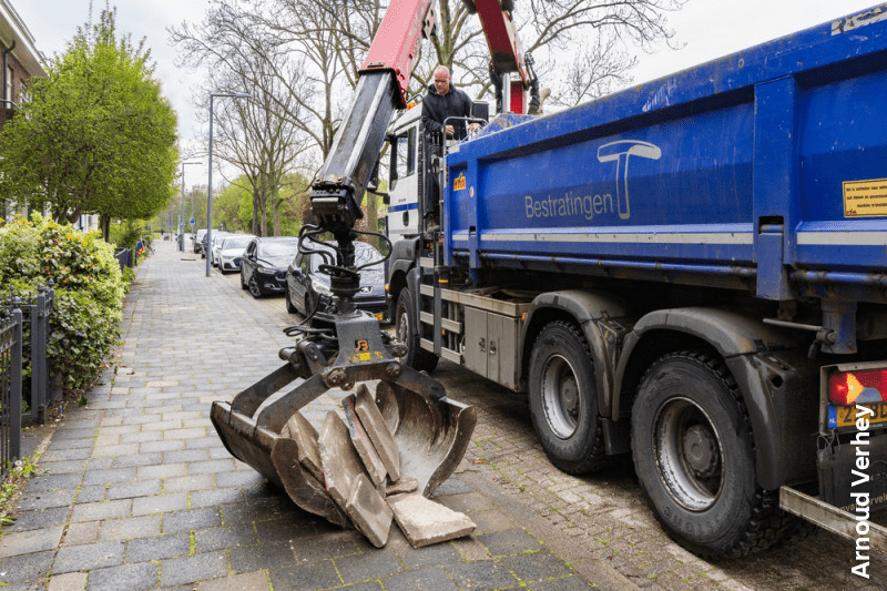 Heeft u tegels vervangen door groen, maar kunt u de tegels zelf niet (her)gebruiken? Dit wordt het zogenaamde tegelwippen genoemd en is ook in Nesselande populair. De Tegeltaxi helpt! Maak een afspraak om de oude tegels gratis op te laten halen. Zo wordt het nóg makkelijker om uw tuin groener te maken. Meer groen zorgt voor schone lucht om te ademen en een ontspannende omgeving om tot rust te komen. Het helpt ook om wateroverlast te verminderen. Ook vogels, insecten en andere dieren helpt u door tegels te vervangen voor groen. En die tegels en het verwijderde zand kunt u gratis laten ophalen door de Tegeltaxi Rotterdam via Rotterdams Weerwoord. Een afspraak maakt u via het aanmeldformulier op Tegeltaxi Rotterdam. Hier staat ook wat u precies moet doen en wanneer en waar u de op te halen tegels moet neerzetten. De gemeente verwerkt uw oude tegels tot nieuw materiaal voor wegen en dammen.