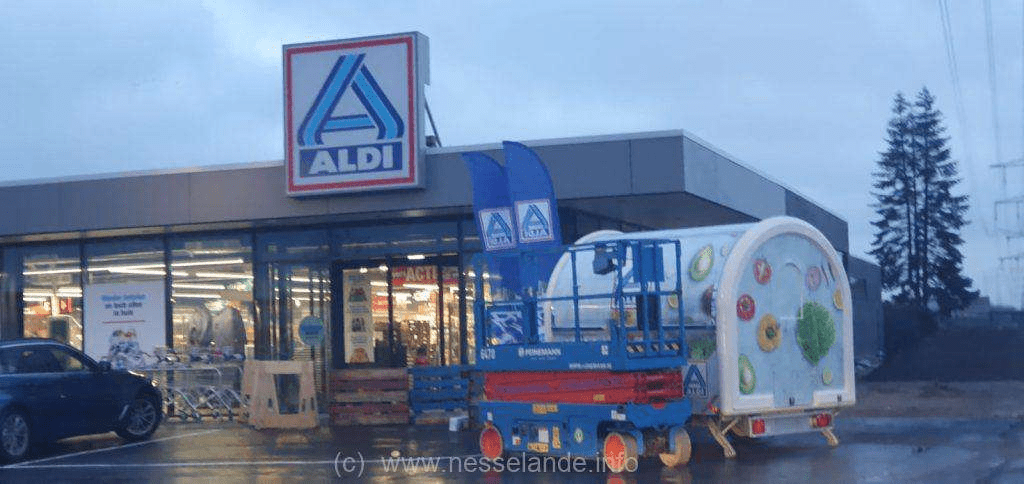 Zondagmiddag is de Aldi aan de Hoofdweg-Zuid tijdelijk ontruimd nadat een CO-melder alarm sloeg bij de koelinstallaties van de supermarkt. Direct na het signaal werd het pand verlaten en moesten zowel klanten als medewerkers buiten afwachten. De brandweer arriveerde snel en voerde grondige metingen uit in het gebouw. Volgens de Officier van Dienst werd er geen verhoogde concentratie koolmonoxide vastgesteld. “Er is geen gevaar voor klanten of personeel,” aldus zijn verklaring. Ook een Adviseur Gevaarlijke Stoffen van de brandweer kwam ter plaatse om de situatie nader te beoordelen. Nadat uit alle metingen bleek dat er geen sprake was van een gevaarlijke situatie, gaf de brandweer het pand weer vrij. Medewerkers konden terug naar binnen en niet veel later mochten ook de klanten weer de winkel betreden. Uit voorzorg is wel een technicus ingeschakeld om de koelinstallaties te controleren, om herhaling van het incident te voorkomen.