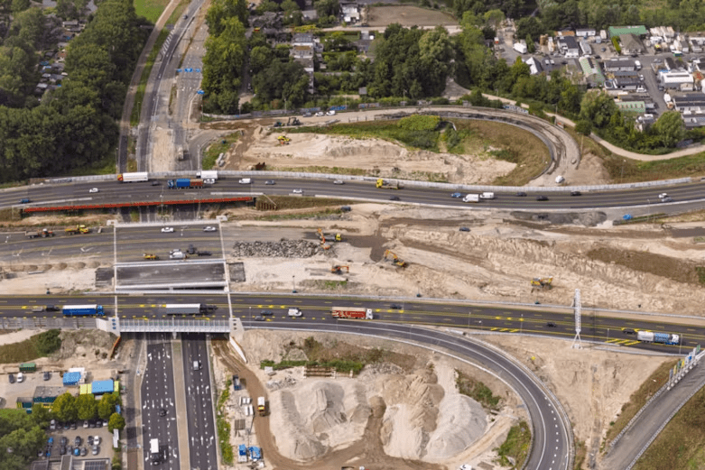 Vanaf 22 september zal het verkeer in zuidelijke richting over het nieuwe viaduct rijden. De noordelijke rijrichting werd 25 augustus al opengesteld. Hiermee is het viaduct in zijn geheel vervangen. De opruimwerkzaamheden gaan nog door tot en met maart 2026. Bouwen met minder hinder Dagelijks rijden meer dan 200.000 voertuigen over het viaduct. De weg bestaat hier uit 2x4 rijstroken. Het vervangen van dit viaduct was een uitdaging, want het verkeer op de A16 en het Terbregseplein moest gewoon door kunnen rijden en het werk moest op tijd klaar zijn voor de opening van de nieuwe snelweg A16 Rotterdam in oktober. We kozen bij de vervanging van het viaduct voor een bouwmethode die zo min mogelijk hinder oplevert voor omwonenden en weggebruikers. Het verkeer kon tijdens de sloop en herbouw van het viaduct zoveel mogelijk doorrijden over tijdelijke viaducten en wegverleggingen. Daar komt nu dus een eind aan. Afsluiting A16 en omleiding Van vrijdag 19 september 20.00 tot maandag 22 september 05.00 uur is de A16 richting Dordrecht dicht tussen knooppunt Terbregseplein en knooppunt Ridderkerk. Ook de tussenliggende opritten zijn dicht. De op- en afritten en verbindingswegen kunnen tot een uur eerder worden afgesloten. Doorgaand verkeer wordt omgeleid via de A20, A4, A15. Houd rekening met dertig tot zestig minuten extra reistijd. Oprit Prins Alexander en Hoofdweg De opruimwerkzaamheden gaan nog door tot en met maart 2026. De Hoofdweg onder het viaduct moet daarom nog een aantal keer dicht. Ook de oprit Prins Alexander naar de A16 richting Dordrecht blijft om die reden nog even dicht. Deze oprit is sinds maart 2024 gesloten en gaat op 6 oktober open, samen met de nieuwe snelweg A16 Rotterdam in zuidelijke richting. Voordat deze oprit weer in gebruik kan worden genomen, zijn er in september en oktober nog nachtafsluitingen van de A16 nodig. Ga voor meer informatie naar de website A16Rotterdam .