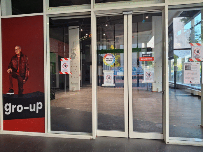 Sinds 5 september 2025 is het Huis van de Wijk de Kristal bouwgebied. Na de verbouwing hebben ze mooie nieuwe ruimtes om al onze activiteiten weer op te pakken. De JongerenHub zit tijdelijk in de gang aan de zijkant van het pand, te bereiken via de nooddeur. De activiteiten voor volwassenen vinden plaats in woning 336. Vragen? We zijn bereikbaar op 010 286 2760 en balie.kristal@gro-up.nl. Beste bezoekers, vrijwilligers en samenwerkers Er staat iets moois te gebeuren in Huis van de Wijk de Kristal: vanaf 1 september wordt er gestart met een grote verbouwing! Hiermee geven we onze locatie een frisse, vernieuwde uitstraling en maken we de ruimtes nog beter geschikt voor alle activiteiten en ontmoetingen. Tijdelijke sluiting en tijdelijke locaties De verbouwing start na de zomervakantie en zal naar verwachting duren tot half november. Tijdens deze periode is het huidige Huis van de Wijk gesloten, maar we zorgen ervoor dat een deel van de activiteiten kunnen doorgaan op tijdelijke locaties elders in het gebouw. Voor jeugd en jongeren Na de zomervakantie starten we met een tijdelijke Jongeren Hub in de gang waar voorheen de kinderopvang zat (te bereiken via de nooduitgang aan de zijkant van het gebouw). Hier vinden de jeugd- en jongerenactiviteiten plaats. Voor volwassenen en ouderen Vanaf 1 september verhuizen de activiteiten voor volwassenen en ouderen naar een leegstaande woning (nr 336) op de vijfde verdieping van woongebouw De Kristal. Hier richten we een huiskamer in voor een aantal vertrouwde activiteiten. Deze huiskamer gebruiken we tot de verbouwing klaar is. Hoe ziet het er straks uit? Na de verbouwing wordt het Huis van de Wijk een zelfstandige vleugel binnen het gebouw. De ingang blijft zoals je gewend bent: via de schuifdeur naar de ontmoetingsruimte. De activiteitenruimtes blijven qua aantal en grootte hetzelfde, maar worden opnieuw ingedeeld en volledig opgefrist. Samen maken we er iets moois van. Bedankt voor je betrokkenheid en tot snel!