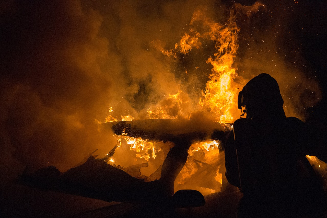In de vroege ochtenduren van zaterdag 27 september heeft zich op de straat Rijstgras in de wijk Prins Alexander te Rotterdam een hevige voertuigbrand voorgedaan. Rond 02:00 uur ’s nachts werd de brandweer gealarmeerd na meldingen van rookontwikkeling en vonken bij een voertuig aan de Rijstgras. Toen de hulpdiensten arriveerden, stond het voertuig—het bleek een Audi te zijn—al volledig in brand. Ondanks de snelle inzet van de brandweer kon het voertuig niet meer gered worden en ging het volledig verloren.