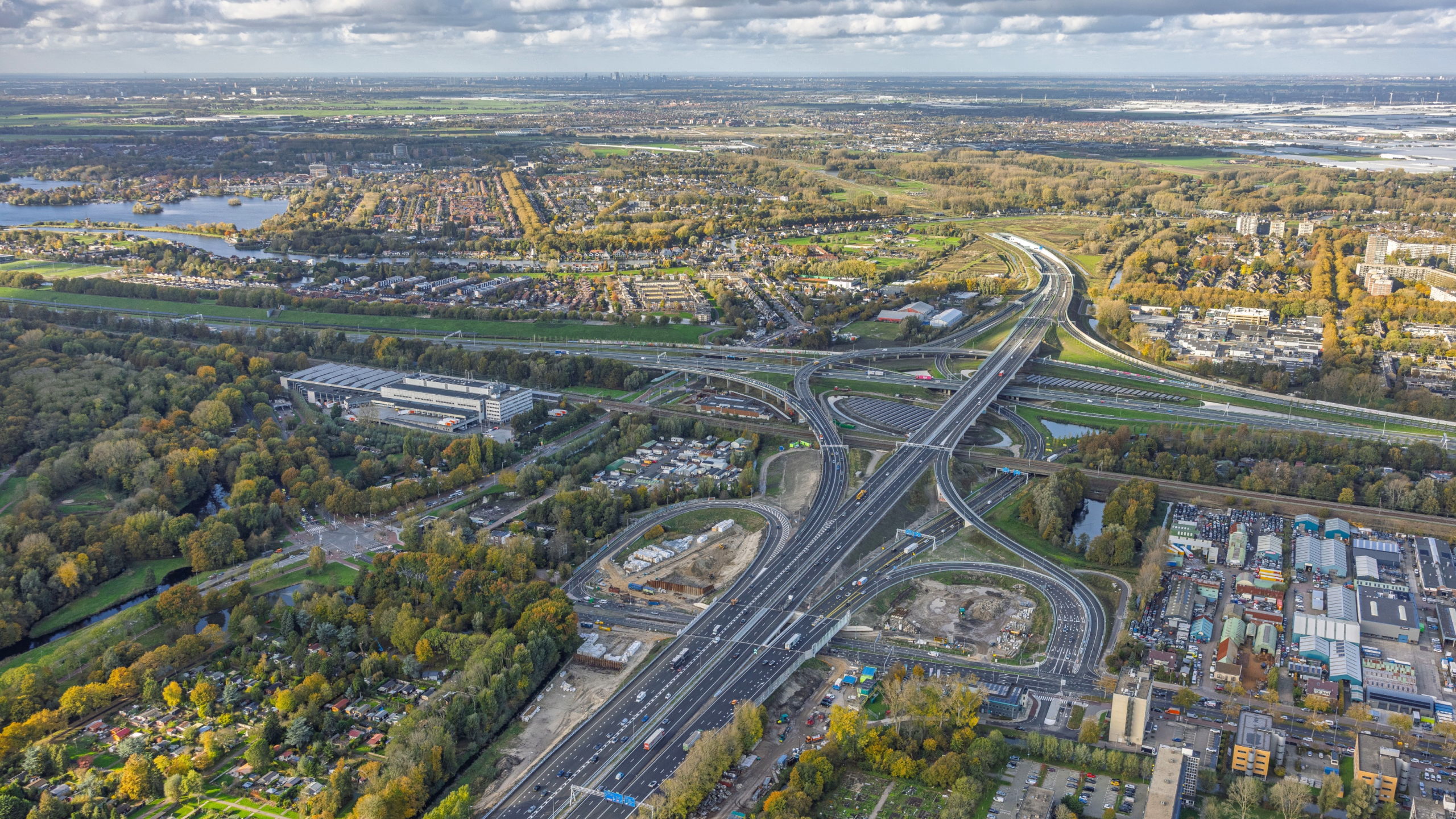 We naderen het einde van de werkzaamheden rondom de nieuwe A16 en Hoofdweg Rotterdam. Van maandag 10 november 20 uur tot dinsdag 11 november 06 uur is de Hoofdweg dicht tussen de kruising Boszoom en afrit Pr. Alexander (27). Ook oprit Pr. Alexander (27) van de A16Dordrecht is dicht. Rijd om via de Boszoom, Prinsenlaan en Prins-Alexanderlaan óf oprit Kralingen (26).
