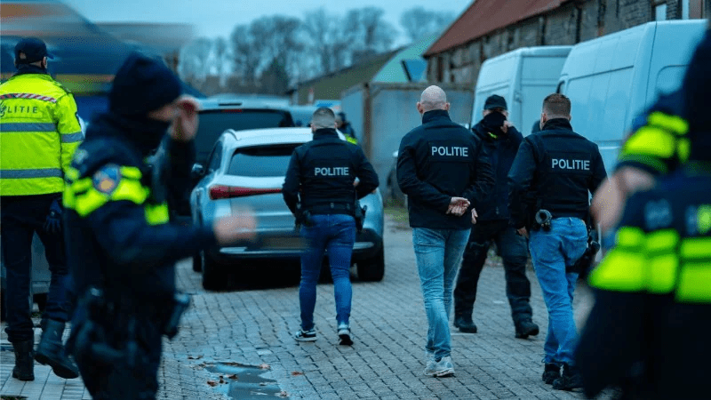 Grote hoeveelheid chemicaliën in beslag genomen bij inval Hoofdweg Rotterdam