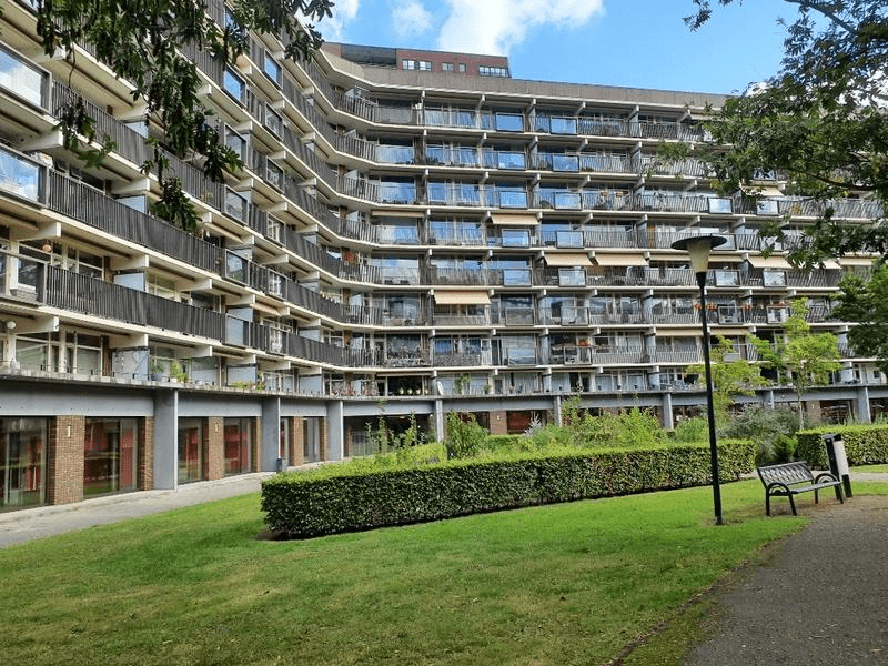 Te Koop: 3-kamer appartement met een zonnig balkon aan de Niels Bohrplaats