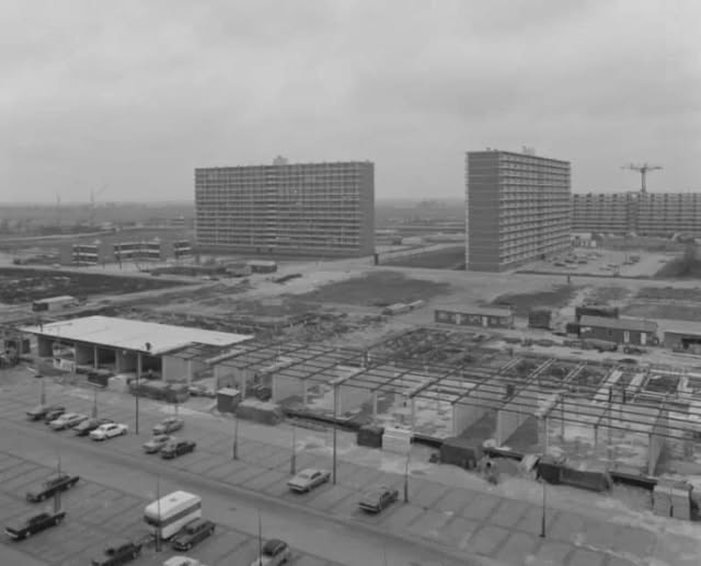 De fotograaf is Ary Groeneveld en de foto komt uit het Stadsarchief Rotterdam. De informatie komt eveneens uit het Stadsarchief Rotterdam en van Wikipedia.