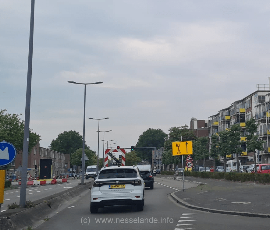 In verschillende straten in Rotterdam wordt de maximumsnelheid verlaagd van 50 naar 30 kilometer per uur. Dit geldt onder andere voor de Koningslaan, Watermanweg en de Zevenkampsering (Zevenkampseweg en Kurt Weillstraat) in stadsdeel Prins Alexander. Door de lagere snelheid wordt het verkeer rustiger en veiliger, en neemt de kans op ongevallen af. De gemeente plaatst hiervoor onder meer nieuwe verkeersborden, verkeersdrempels en duidelijke wegmarkeringen. Werkzaamheden in fases De aanpassingen worden gefaseerd uitgevoerd. Daarbij houdt de gemeente rekening met andere werkzaamheden in de omgeving, zodat de overlast zo beperkt mogelijk blijft en de stad goed bereikbaar is. Informatie voor bewoners Bewoners van de betreffende straten ontvangen ongeveer drie weken voor de start van de werkzaamheden een brief met uitleg. In deze brief staat wat er in hun straat gaat gebeuren en hoe de planning eruitziet. Meer informatie over geplande werkzaamheden per wijk is te vinden op rads.rotterdam.nl en via de app Rotterdam aan de Slag. 30 km/u in heel Rotterdam Sinds juni 2025 is de gemeente bezig met het aanpassen van de maximumsnelheid in diverse straten. In Rozenburg, Charlois en Hoek van Holland is dit al afgerond. In Hillegersberg-Schiebroek, Centrum, Delfshaven, Hoogvliet en Feijenoord zijn de werkzaamheden momenteel bezig en rijden in meerdere straten al voertuigen maximaal 30 km/u. Dit jaar volgen ook Kralingen-Crooswijk, Noord, Overschie en Prins Alexander. In totaal worden 115 straten in Rotterdam ingericht als 30 km/u-zone.