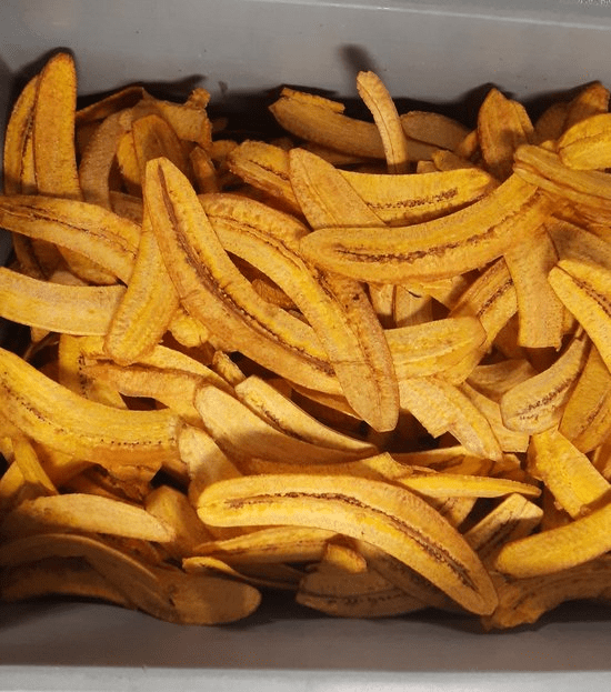 De Rotterdamse ondernemer Dirk Royer is op 12 maart overleden. Hij werd vooral bekend als een van de grondleggers van bananenchips in Nederland en als drijvende kracht achter familiebedrijf Toko Sodiro in Rotterdam-Ommoord. Samen met zijn vrouw en zoons bouwde hij een onderneming op die voor veel liefhebbers van Surinaamse snacks een vertrouwde naam werd.