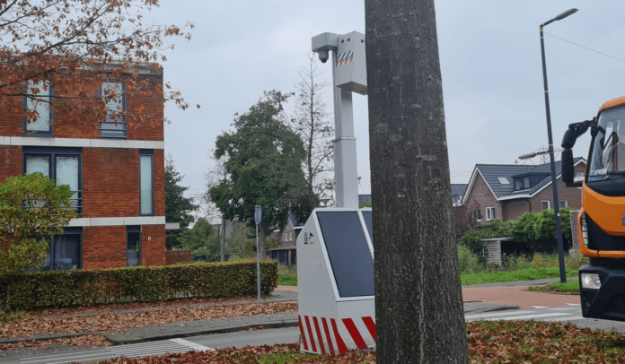 Mobiele flitspalen in Rotterdam zijn verplaatsbare snelheidscontroles die op wisselende locaties worden ingezet om hardrijden tegen te gaan. Doordat weggebruikers niet precies weten waar ze staan, zorgen ze vaak voor extra alertheid en een gelijkmatiger rijgedrag. Ze worden meestal geplaatst op plekken waar te hard rijden vaker voorkomt of waar de verkeersveiligheid extra aandacht vraagt, zoals drukke stadswegen en risicovolle kruispunten. Het doel is niet alleen om overtredingen vast te leggen, maar vooral om de veiligheid voor automobilisten, fietsers en voetgangers te vergroten. Nesselande.INFO is sinds 2021 in gesprek met de fractie van de Rotterdamse VVD om regelmatig flitspalen op aso-plekken in de wijk Nesselande te plaatsen voor metingen. Bovenal is er een lobby gestart voor meer 30 km per uur-straten in Nesselande. Wie 30 km per uur rijdt op racebaan Brandingdijk in Nesselander, krijgt al snel een “plakker” achter zich aan. De vele meldingen richting de Wijkraad Nesselande mochten niet baten om op meer plekken in Nesselande naar het veilige 30 km per uur te gaan. Nesselande.INFO heeft een flitser aangevraagd die per oktober 2024 regelmatig in Nesselande wordt geplaatst. Dit nadat de Wijkraad Nesselande een zogenoemde ASO-meter op een verkeerde plek heeft laten plaatsen wat veel woede heeft gebracht bij Nesselande, zie discussie. Per juni 2025 maakt de gemeente 115 Rotterdamse straten veiliger voor het verkeer. Dit doen we door de maximumsnelheid te verlagen van 50 naar 30 kilometer per uur. Hierdoor wordt het verkeer veiliger en is er minder kans op ongelukken. We passen de straten in fases of per wijk aan. Op die manier zal er minder overlast zijn van de werkzaamheden en de stad blijft zo ook bereikbaar. Om te zorgen dat auto’s en vrachtwagens zich houden aan de nieuwe maximumsnelheid krijgt elke 30 kilometer-straat één of meerdere kleine aanpassingen. Dat zijn aanpassingen als andere belijning, verkeersborden, een fietsstrook en/of verkeersdrempels. Zodra een straat is aangepast, geldt de nieuwe snelheid. Ook kan de nieuwe snelheid worden gecontroleerd met flexflitsers. Dat zijn verplaatsbare snelheidscamera’s. Op deze plattegrond kunt u zien om welke straten het gaat.