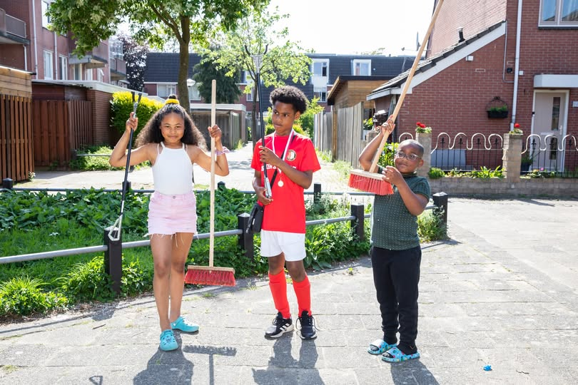 Naast een schonere buurt zorgt het project ook voor meer contact tussen bewoners. Kinderen leren samenwerken, voelen zich verantwoordelijk voor hun omgeving en maken op een positieve manier kennis met hun buurtgenoten. Sommige groepen maken er zelfs een wedstrijd van om zoveel mogelijk afval te verzamelen.