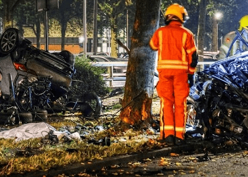 Volgens Nieuws op Beeld reed de auto vanuit de richting van de Prinsenlaan. In een flauwe bocht verloor de bestuurder de macht over het stuur. Het voertuig reed door de berm, kwam slippend terug op de weg en botste vervolgens tegen een boom. Door de klap brak de auto doormidden en kwamen brokstukken tientallen meters verderop terecht.