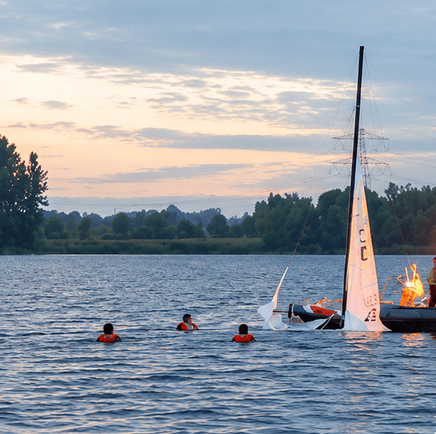 Drie opvarenden van een zeilboot zijn donderdagavond 20 augustus 2026 gered op de Zevenhuizerplas. De boot sloeg rond 21.00 uur om toen regen, stevige wind en een onweersbui over de plas trokken. Een voorbijganger waarschuwde de hulpdiensten. Windvlaag laat zeilboot omslaan De zeilboot zou zijn omgeslagen door een plotselinge windvlaag in het donker. “Drie opvarenden van een zeilboot op de Zevenhuizerplas zijn donderdagavond 20 augustus gered door de brandweer” Brandweerboot uit Nieuwerkerk ingezet Onder andere de brandweerboot uit Nieuwerkerk aan den IJssel werd opgeroepen. Brandweerlieden gingen het water op en brachten de drie opvarenden veilig naar de kant. Ook andere hulpdiensten kwamen naar de plas. CKZ Vandaag meldt dat regen, stevige wind en invallende duisternis de omstandigheden tijdens de redding onrustig maakten. Opvarenden nagekeken door ambulance De drie zeilers zijn na hun redding door ambulancepersoneel gecontroleerd.