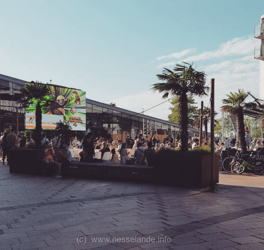 De zomer krijgt in Nesselande een sfeervol vervolg. Op zaterdag 5 september 2026 verandert het Maltaplein bij Winkelcentrum Boulevard Nesselande opnieuw in een openluchtbioscoop. Bezoekers kunnen gratis aanschuiven voor twee films en samen genieten van een gezellige filmmiddag en -avond in de buitenlucht. Het programma begint om 16.00 uur met Disney’s Zootropolis 2. De animatiefilm is vooral gericht op kinderen en gezinnen en vormt daarmee een toegankelijke start van de filmavond.