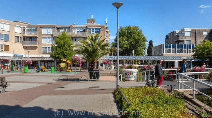 De Zomer Zaterdagen zijn al jaren een terugkerend begrip in Zevenkamp. Het doel is om het winkelgebied levendiger te maken en bewoners en gezinnen een laagdrempelige middag dicht bij huis te bieden. Met twee nieuwe edities begin september krijgt het Ambachtsplein opnieuw een extra publieksfunctie naast winkelen en dagelijkse voorzieningen. Eerste editie op 5 september De eerste Zomer Zaterdag staat gepland voor zaterdag 5 september, gevolgd door een tweede editie op zaterdag 12 september. Beide dagen loopt het programma van 12.30 tot 16.30 uur. Wie wil weten welke optredens en activiteiten precies worden aangeboden, kan vlak voor vertrek de actuele informatie van de organisatie en lokale kanalen controleren. Voor bewoners van Zevenkamp en omliggende wijken betekent de terugkeer van de Zomer Zaterdagen twee gratis middagen met ontmoeting en entertainment midden op het Ambachtsplein.