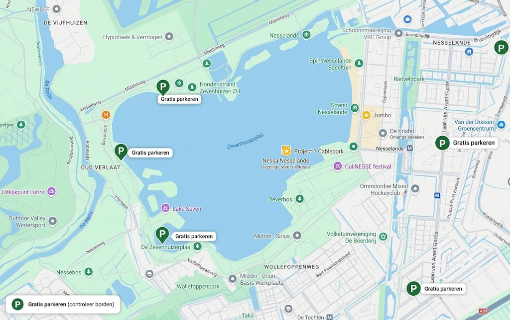 Gelukkig zijn er rondom de plas en in de aangrenzende wijk diverse locaties waar gratis geparkeerd kan worden. Overzicht van gratis parkeerlocaties (Groene P’s in de afbeelding) 1. Middelweg / Hondenstrand Zevenhuizen Aan de noordzijde van de Zevenhuizerplas, vlak bij het Hondenstrand, bevindt zich een ruime parkeergelegenheid aan deze Middelweg. Deze plek is ideaal voor wandelaars, hondeneigenaren en bezoekers die aan de rustigere noordkant van de plas willen zijn. Deze ligt op 10 minuten van Waterwijk Nesselande en het Noorderstrand af. 2. Oud Verlaat (Strandweg / Middelweg) Aan de westkant van de plas, ter hoogte van Oud Verlaat, ligt een overzichtelijk parkeerterrein langs de Strandweg bij diverse horeca. Vanaf deze locatie wandel je zo het omliggende natuur- en recreatiegebied van de Rottemeren in. 3. De Zevenhuizerplas (Zuidwestzijde) Aan de zuidwestelijke oever van de Zevenhuizerplas bevindt zich een parkeerterrein nabij de Wollefoppenweg en de Nesseweg. Dit is een prima uitvalsbasis voor watersporters en wandelaars die het Wollefoppenpark of het Oeverbos willen verkennen of richting de Kosboulevard willen lopen. 4. Brandingdijk / Van der Dussen Groencentrum Aan de oostzijde van Nesselande, nabij de kruising van de Brandingdijk en de Westringdijk (in de buurt van Van der Dussen Groencentrum), bevindt zich een gratis (eigen terrein) parkeermogelijkheid. Met een bruggetje ben je snel in Nesselande. 5. Hornbach einde Laan van Avant-Garde (Zuidzijde nabij A20) Helemaal aan het zuidelijke einde van de Laan van Avant-Garde in Rotterdam randje Nieuwerkerk aan de Ijssel ligt Hornbach over brug van de A20 en nabij het bedrijventerrein Nesselande. Tips voor bezoekers Controleer de borden: Hoewel de aangegeven locaties gratis parkeergelegenheid bieden, is het verstandig om bij aankomst altijd de lokale parkeerborden te controleren op eventuele blauwe zones of gewijzigde insteltijden. Ook kan er sprake zijn van een eigen terrein.